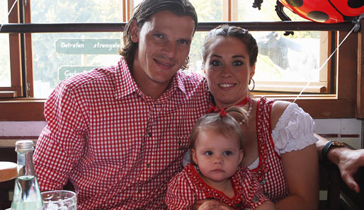 Daniel van Buyten mit Ehefrau Celine und dem Töchterchen