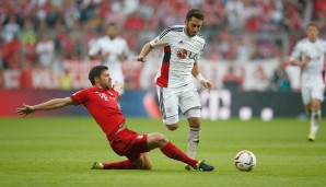 3. Spieltag: Ein überragender Xabi Alonso pendelt beim 3:0 gegen Leverkusen zwischen Abwehr und Mittelfeld. Die Presse damals: "Heute wurde ein neuer Innenverteidiger geboren"