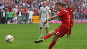 4. Spieltag: Thomas Müller trifft vom Punkt zum glücklichen 2:1-Sieg gegen Augsburg. Vorausgegangen war ein mehr als umstrittener Foulpfiff