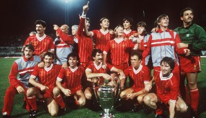 Das Siegen wird für Liverpool zur Routine, das Foto mit Pokal ebenfalls. Für Trainer Joe Fagan ist der Triumph gegen die Roma dagegen eine Premiere