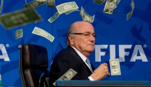 20. Juli 2015: Blatter wird während einer Pressekonferenz vom britischen Komiker Simon Brodkin mit Geldscheinen beworfen.