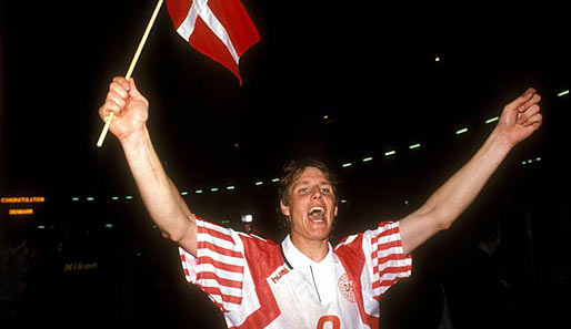 Povlsen dreht in Göteborg eine Ehrenrunde mit der Flagge Dänemarks