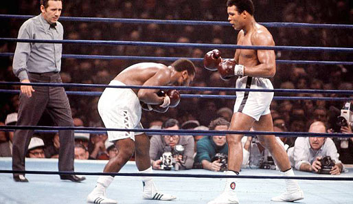 "Smokin' Joe" Frazier kämpfte drei Mal gegen Muhammad Ali. 1971 schlug er ihn nach Punkten, 1974 behielt Ali nach Punkten die Oberhand