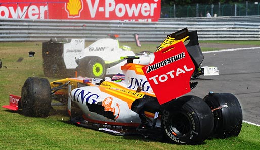 ...nämlich Romain Grosjean. Der Renault-Pilot war Button ins Heck geknallt und hatte so bereits in der ersten Runde für einen Massen-Crash gesorgt