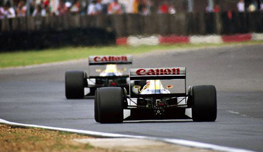 1987: Herzschlagfinale in Japan. Mansell und Piquet kämpfen um den Titel. Mansell kollidert im Training schwer, Piquet wird Weltmeister