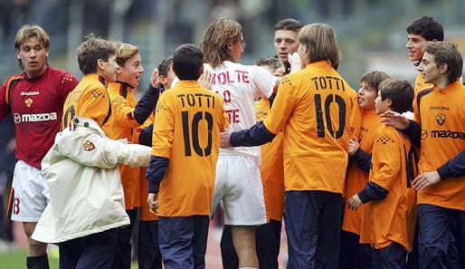 In jener Saison löste Totti Roma-Rekordtorschütze Roberto Pruzzo ab - und wurde dafür gebührend gefeiert