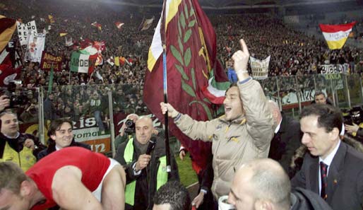Ein verletzter Totti feiert 2006 den Derbysieg gegen Lazio unter der Kurve