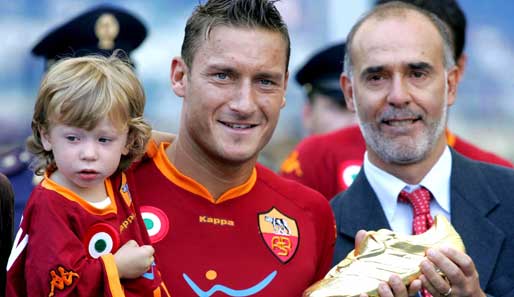 Im Jahr 2007 gewann Totti den Goldenen Schuh - Sohnemann Cristian schaut etwas skeptisch