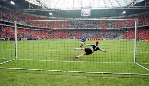 Unvergessen: Sein Elfmeter-Lupfer im EM-Halbfinale 2000 gegen die Niederlande. Italien kam weiter und scheiterte im Finale an Frankreich