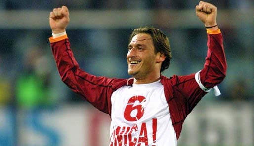 Seine Liebe zur Roma stellt Totti gerne zur Schau. So wie im Derby gegen Lazio 2002: "Du bist einzigartig", steht auf dem Trikot. Gemeint ist die Roma