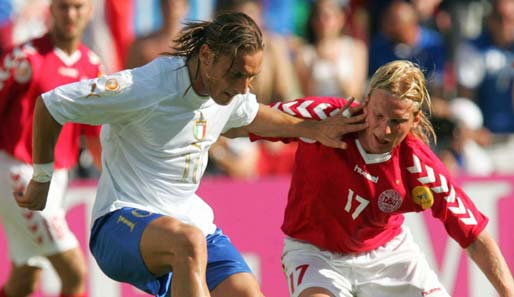 EM 2004: Totti trifft auf Christian Poulsen - und bespuckt den Dänen. Eine der zahlreichen Schattenseiten seiner Karriere