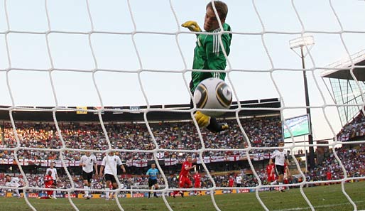 Bei der WM 2010 klebte ihm das Pech an den Füßen: Sein Tor gegen Deutschland wurde nicht gegeben - eine klare Fehlentscheidung