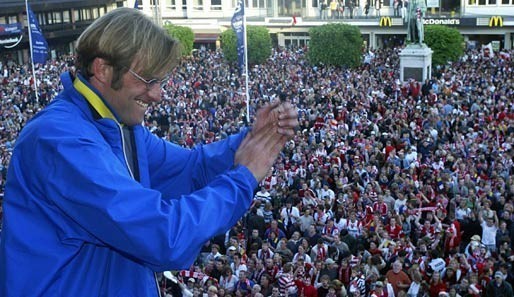 2004 war es dann endlich so weit: Der FSV Mainz 05 stieg zum ersten Mal in die Bundesliga auf. Tausende Fans jubelten Jürgen Klopp und seinem Team auf dem Gutenbergplatz zu
