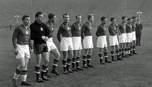 Ungarns Helden Puskas, Grosics, Lorant, Hidegkuti (v.l.) usw. im Wembley-Stadion. Nach dem Foto wurde England mit 6:3 vermöbelt