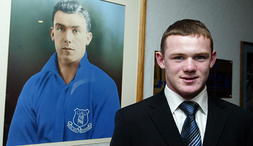 Wayne Rooney posiert vor dem Bild von Evertons Torjäger-Legende Dixie Dean, der in einer Saison mal 60 Tore schoss