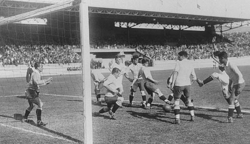 Szene vom Viertelfinale bei Olympia 1928: Deutschland unterliegt dem späteren Goldmedaillengewinner Uruguay 1:4
