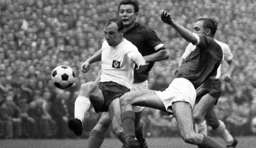 Ein Bild aus der Premierensaison der Bundesliga (1963/1964): Uwe Seeler im Duell mit Schalkes Willi Schulz