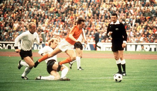 Die erste Minute des Endspiel war gleich eine turbulente: Uli Hoeneß fällt Cruyff und es gibt Elfmeter für Oranje
