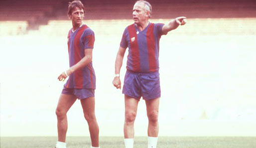 Beim FC Barcelona 1975: Der Trainer Hennes Weisweiler erklärt dem Spieler Cruyff, was zu tun ist