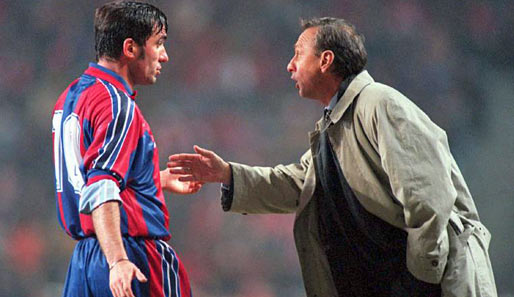 Beim FC Barcelona 1996: Der Trainer Cruyff erklärt dem Spieler Hagi, was er zu tun und zu lassen hat