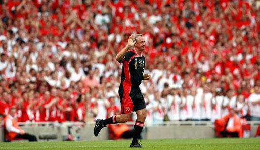 2006 in Amsterdam: Johan Cruyff zieht beim Abschiedsspiel von Dennis Bergkamp noch mal das Ajax-Trikot über