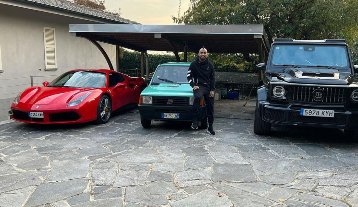 Arturo Vidal hat auf seinem Instagram-Kanal sein neues Auto vorgestellt: Nebst Ferrari und Brabus-Mercedes reiht sich ein türkiser Fiat Panda der ersten Generation in die Sammlung des Chilenen ein. Es ist nicht das erste Auto in Fußballer-Besitz ...