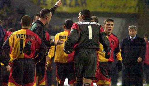 Unvergesslich das Derby am 18. Februar 2002: Schiri Ali Aydin zeigte vier Gala-Spielern die Rote Karte