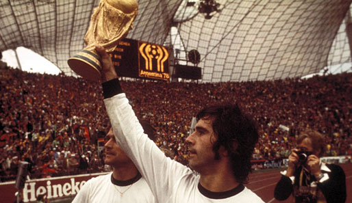 Der Bomber samt Pokal bei der Ehrenrunde durchs Münchener Olympiastadion