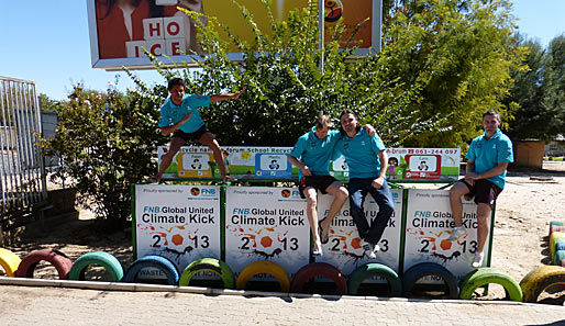 Die Charity-Organisation Global United, die auf den Klimawandel aufmerksam macht, reist einmal im Jahr nach Namibia, um dort Spendengelder zu sammeln. In der Dagbreek School in Windhoek wurde eine Müll-Recyclingsstation installiert