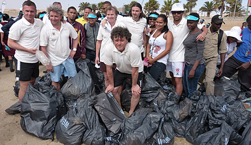 Das Ergebnis einer zweistündigen Aufräumaktion: Massig prall gefüllte Müllsäcke am Strand von Kuisebmund in Walvis Bay