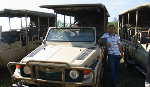 Nach dem Intermezzo stand auf Einladung des namibischen Tourismus-Ministeriums eine Geparden-Safari auf dem Programm. Michel Mazingu-Dinzey machte sich ganz gut als Jeep-Model