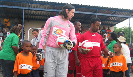 Der Einlauf der Teams: Pfannenstiel führte Global United an, der Kapitän der All-Stars war Lolo Golaseb, so etwas wie der Beckenbauer Namibias