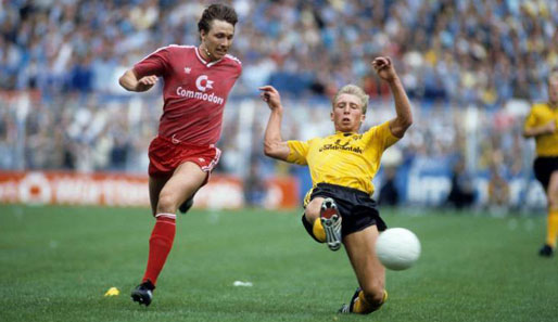 In der Bundesliga mauserte er sich mit der Zeit zum Stammspieler und Publikumsliebling beim BVB. Hier im Duell mit Jürgen Wegmann (l.) beim 1:3 gegen die Bayern 1987