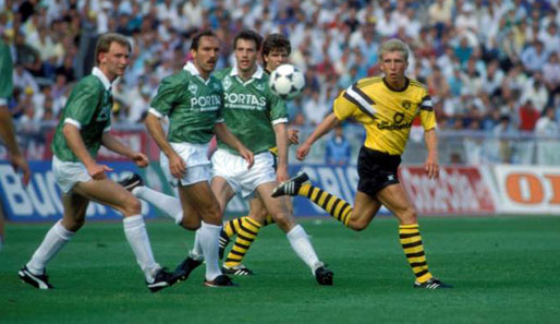 Zwei Jahre später gehörte Kutowski zu den Leistungsträgern und der BVB fand den Weg ins DFB-Pokal-Finale. Dort wartete Bremen (hier u.a. Frank Neubarth und Dieter Eilts)