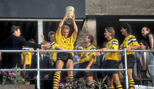 Dortmund entschied die Partie mit 4:1 für sich - Kutowski durfte zum ersten und einzigen Mal den DFB-Pokal in die Höhe recken