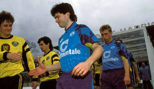 Von wegen schwarz-gelb. Die Borussia kann auch anders. Zum Beispiel beim Spiel in Dresden anno 1992. Vor Kutowski beim Shakehands: Stephane Chapuisat