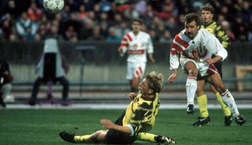 Auch mit Fritz Walter bekam er es zu tun, allerdings nicht etwa mit der FCK-Legende. Stuttgarts Fritz Walter (r.) siegte mit dem VfB 1992 mit 1:0