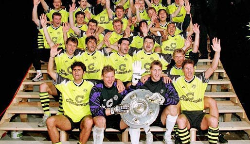 1996 wurde Günter Kutowski (2. Reihe, r.) zum zweiten Mal mit Borussia Dortmund Deutscher Meister. Doch zu dieser Zeit war er nur noch Ersatzspieler beim BVB