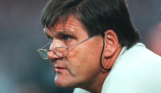 1999: Hans Meyer übernimmt bei Borussia Mönchengladbach die schwierige Aufgabe als Trainer