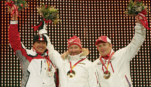 Seine zweite Medaille bei Olympia 2006 in Turin glänzt silbern: Hermann Maier (l.) wird Zweiter beim Super-G