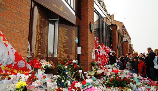 Ein Blumenmeer für die Verstorbenen. Am 20. Jahrestag der Hillsborough-Katastrophe versammelten sich tausende Fans an der Anfield Road in Liverpool, um...