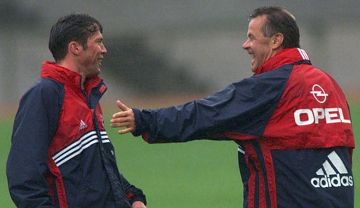 Nach einem Jahr als Sportdirektor beim BVB wechselte Hitzfeld 1998 zu den Bayern. Hier scherzt er mit Lothar Matthäus