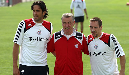 In der Saison 2007 reicht es nur zu Platz vier. Die Bayern kaufen groß ein. Hitzfeld bekommt Luca Toni (l.) und Franck Ribery