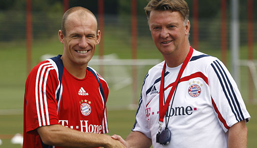 Der 28. August: Das Ende der Systemdiskussion: Der FC Bayern präsentiert Arjen Robben - ab sofort wird 4-3-3 gespielt