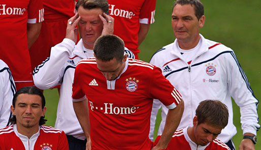 Kopfzerbrechen bereitet dem Bayern-Trainer die Systemfrage. Der Streitpunkt: Van Gaal sieht Ribery in einer Raute hinter den Spitzen, der Franzose will lieber außen spielen