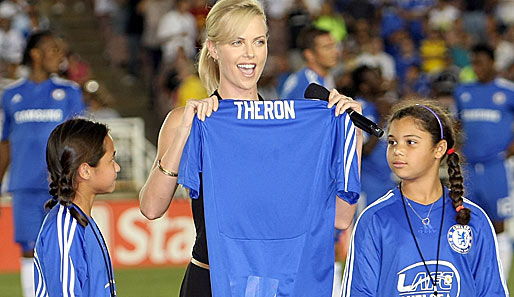 Das Spiel will sich natürlich auch Charlize Theron nicht entgehen lassen. Spektakulär: sie ersetzt John Terry als Kapitän bei den Blues! Oder auch nicht