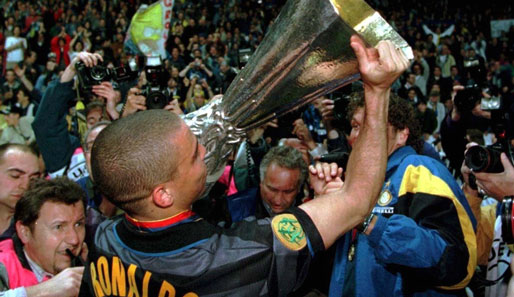 ...1998 holte er für Internazionale den UEFA-Cup erneut nach Mailand. Zwischen 1997-2002 erzielte er in der Serie A 49 Tore in 68 Partien