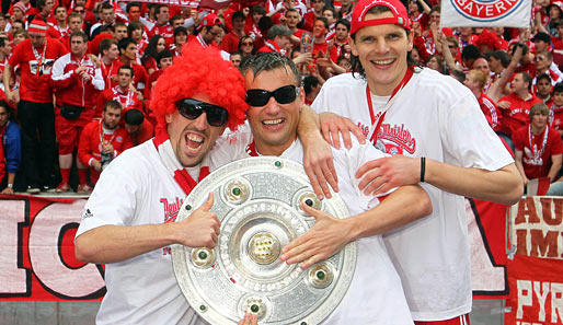 8. Mai 2010: Die Bayern machen die Meisterschaft in Berlin amtlich. Olic feiert mit Franck Ribery und Daniel van Buyten