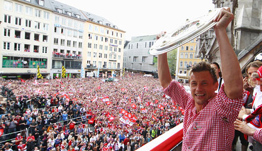 Die Schale ist zurück in München. Ivica Olic genießt erstmals die Feierlichkeiten auf dem Rathausbalkon und die Ekstase auf dem Marienplatz