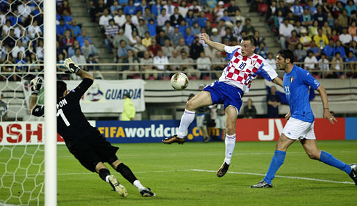 Von Berlin ging's nach Zagreb, wo er Tore am Fließband schoss und bald kroatischer Nationalspieler wurde. Hier trifft er bei der WM 2002 gegen Italien